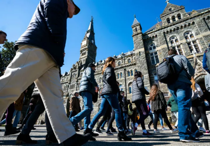El exceso de supervisión de los padres puede causar baja autoestima. Alumnos y padres recorren una universidad. Foto / Jim Lo Scalzo/EPA, vía Shutterstock.