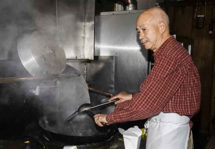 A muchos padres chinos les da gusto que sus hijos no sigan sus pasos trabajando en restaurantes, que exige largas horas. Foto / Lauren Lancaster para The New York Times.