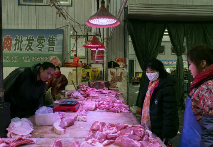 Un virus puede haberse propagado de un mercado como este en Langfang. Foto / Giulia Marchi para The New York Times.