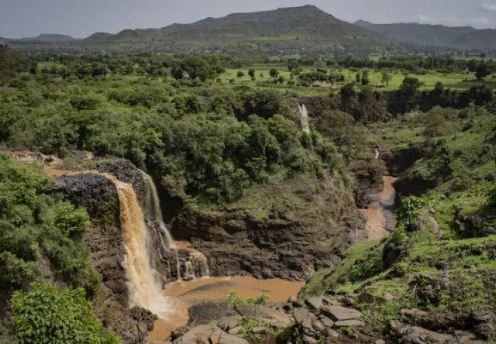 Una presa proveerá energía eléctrica para la boyante economía de Etiopía. Las Cataratas del Nilo Azul. Foto / Laura Boushnak para The New York Times.