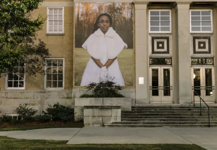 Newnan, Georgia, instaló 17 retratos gigantes en el centro. Reflejan cómo la inmigración ha cambiado la sociedad de EE. UU. Foto/ William Widmer para The New York Times.