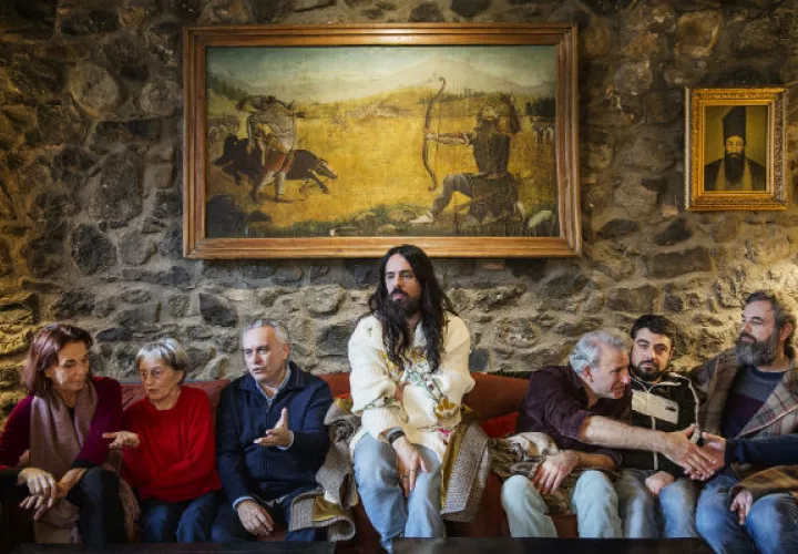 Entre oponentes de una planta de energía térmica en Castel Giorgio, Italia: Alessandro Michele (centro), diseñador principal de Gucci. Foto / Stephanie Gengotti para The New York Times.