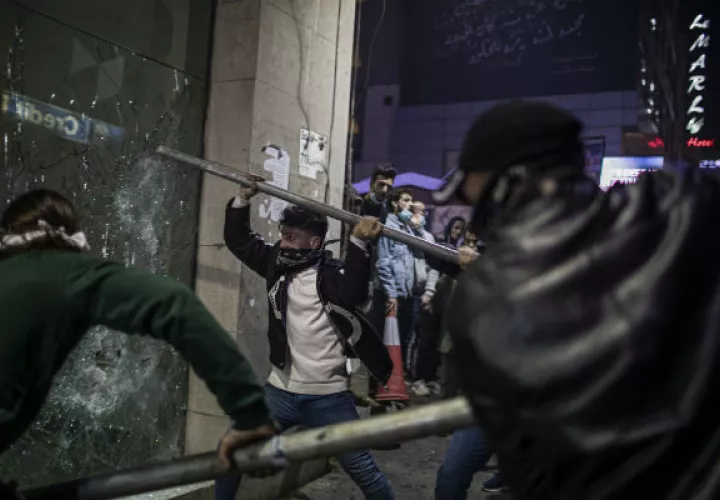 Protestas anti Gobierno estallaron en Líbano en octubre, uniendo a personas de diferentes sectas. En Beirut, en enero. Foto / Diego Ibarra Sanchez para The New York Times.