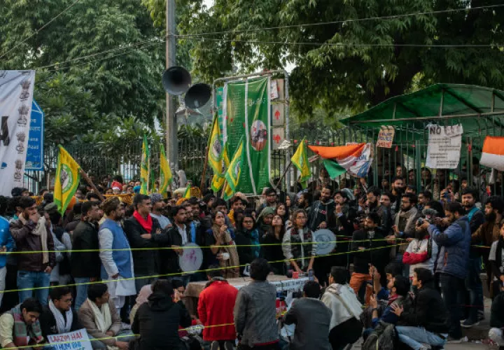 Aishe Ghosh (centro) encabeza un esfuerzo para oponerse a las políticas nacionalistas hindúes. Hablando en un mitin. Foto / Rebecca Conway para The New York Times.