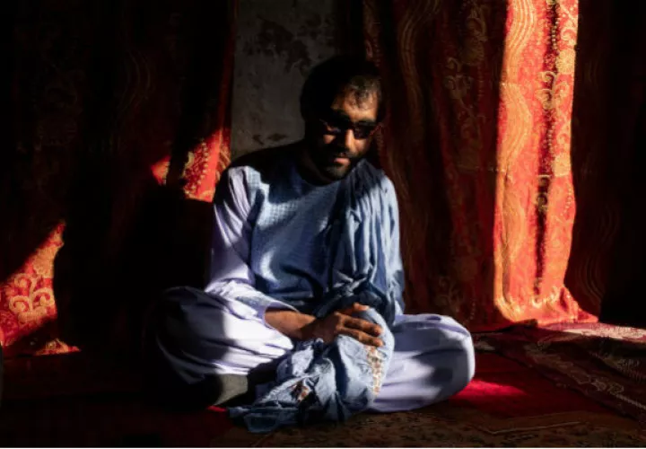 Cuando Zaheer Ahmad Zindani quedó ciego a los 17 años, su amor se casó con otro. En casa el día de su boda. Foto / Jim Huylebroek para The New York Times.