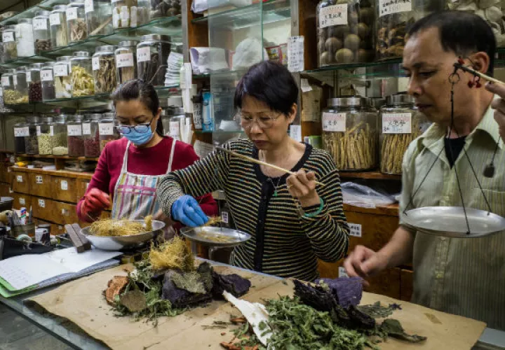 Los partidarios de los remedios tradicionales dicen que alivian los síntomas del coronavirus. Una herbolaria. Foto / Billy H.C. Kwok para The New York Times.