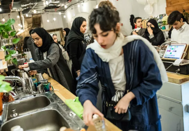 Arabia Saudita ha invalidado una ley que requiere que negocios segreguen a hombres y mujeres. Hoy emplean a ambos. Foto / Iman Al-Dabbagh para The New York Times.