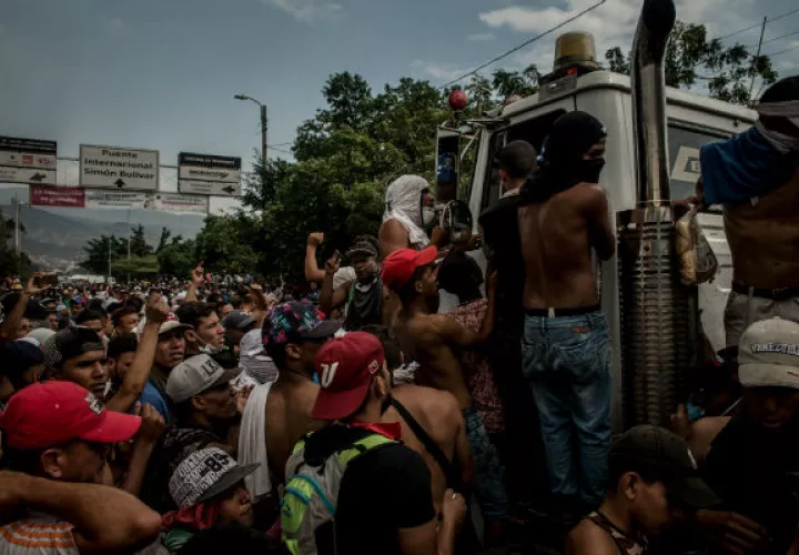 Manifestantes en un puente entre Venezuela y Colombia. Se impidió la entrada a Venezuela de camiones con ayuda. Foto / Meridith Kohut para The New York Times.