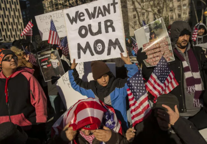 En Nueva York, manifestantes denuncian el veto del presidente Trump que afectó principalmente a países musulmanes. Foto / Victor J. Blue para The New York Times.