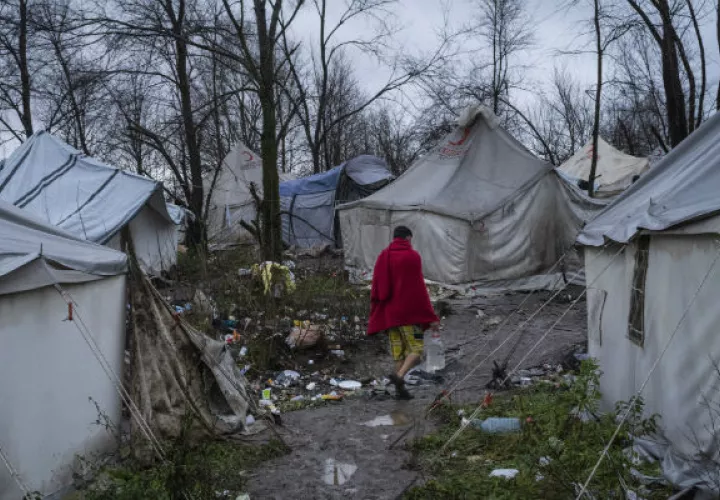 Cientos de migrantes vivieron en un campamento bosnio en el sitio de un viejo basurero. Fue cerrado en diciembre. Foto / Laura Boushnak para The New York Times.