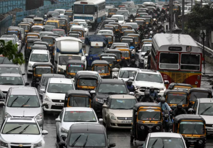 Conducir en Mumbai puede ser difícil. Policía quiere que sea menos ruidoso. Foto / Divyakant Solanki/EPA, vía Shutterstock.