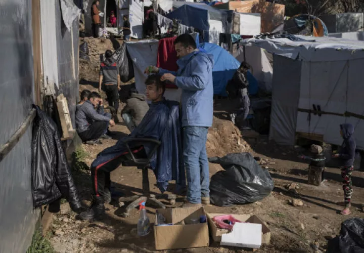 Surge ciudad de carpas junto a un centro de refugiados en Samos. Ambos albergan a 6 mil 800 personas. Foto / Laura Boushnak para The New York Times.