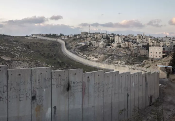 Abu Dis, separado de Jerusalén por un muro largo, es parte de la capital palestina propuesta. Foto / Dan Balilty para The New York Times.