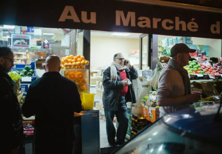 Tiendas de lujo dejan fuera a tiendas locales como la operada por Ali Sitayeb (centro) y su hermano. Foto / Dmitry Kostyukov para The New York Times.