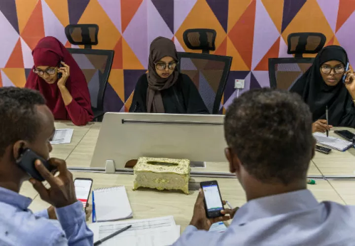 Amina Abdulkadir Isack (der.) ayudó a un equipo de crisis encabezado por jóvenes a responder tras un bombazo. Foto / Brian Otieno para The New York Times.