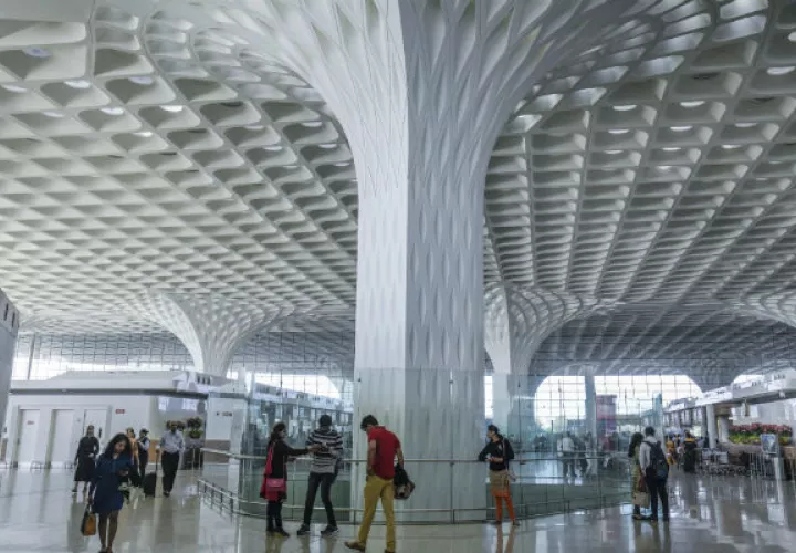 En años recientes, 20 de las 80 aerolíneas que vuelan a India han agregado vuelos o aumentado capacidad. El aeropuerto en Mumbai. Foto / Atul Loke para The New York Times.