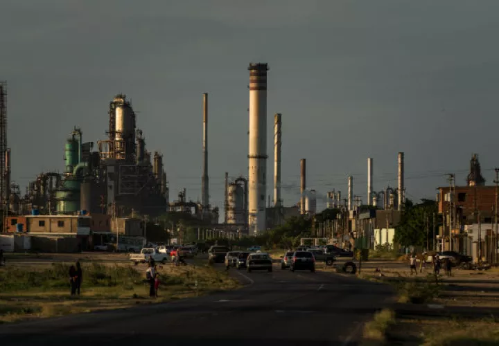 Al transformar la industria petrolera de Venezuela, el presidente Maduro ataja un colapso causado por sanciones. Foto / Meridith Kohut para The New York Times.