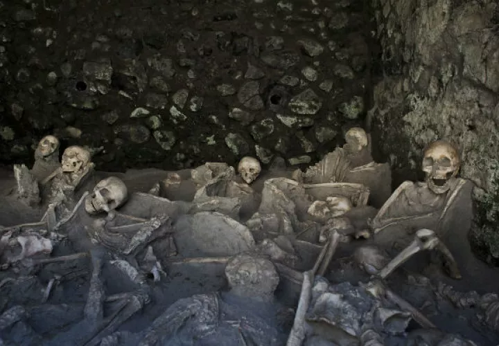 Investigadores estudiaron las costillas de 152 personas para averiguar cómo murieron durante la erupción volcánica. Foto / Gianni Cipriano para The New York Times.