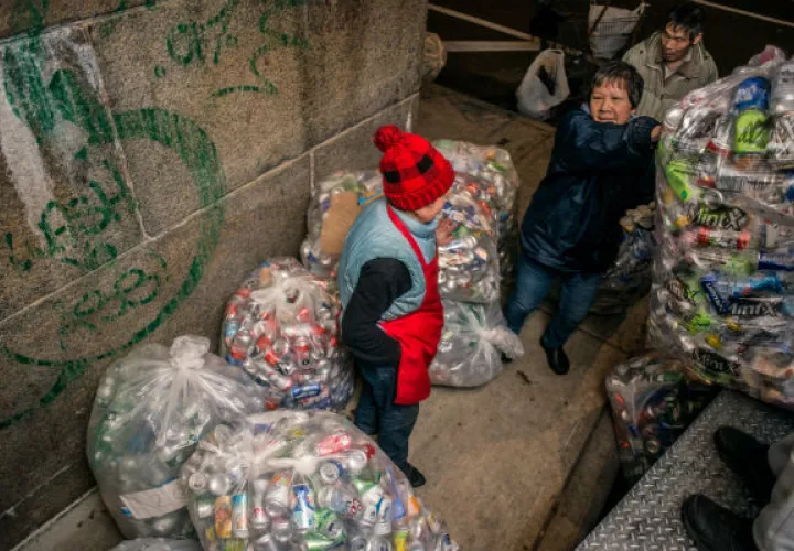 Economía de la calle cuenta con recolección de latas. Foto / Andrew Seng para The New York Times.