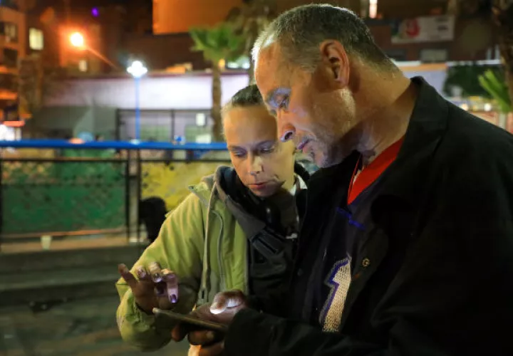 Kim Hansen y su novio, John Hebbring, han ganado unos mil 600 dólares entregando avisos de desalojo. Foto / Jim Wilson/The New York Times.