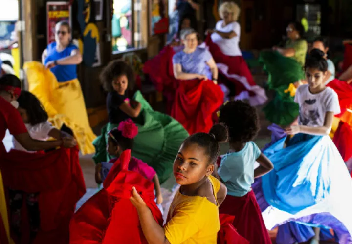 Muchos puertorriqueños de ascendencia africana no se consideran de color. Una clase de baile bomba en Loíza. Foto / Erika P. Rodriguez para The New York Times.
