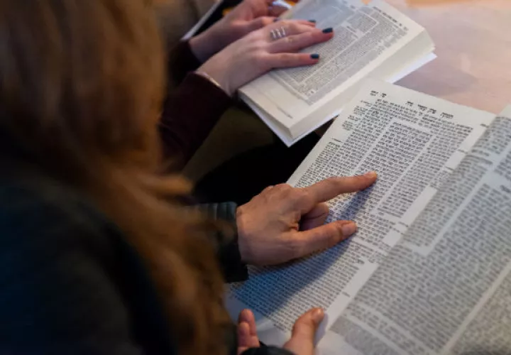 Daf Yomi, o “una página al día” en hebreo, es el estudio de un texto judío arcaico. Foto / Daniel Rolider para The New York Times.