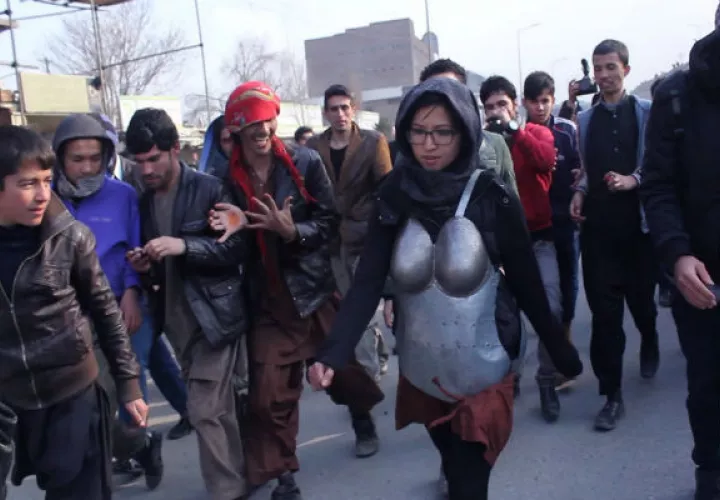 La artista Kubra Khademi en un performance en Kabul, Afganistán, en el 2015, en el que fue insultada por varones. Foto / Naim Karimi.