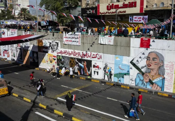 Rara vez se había visto arte político en Iraq. Murales bordean una calle que lleva a la Plaza Tahrir en Bagdad. Foto / Ivor Prickett Para The New York Times.