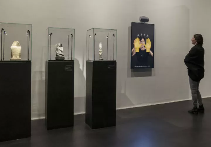 Una panorámica de la exhibición “Emoglifos: Escritura Pictórica, desde los Jeroglíficos hasta los Emojis”. Foto / Elie Posner, museo Israel, Jerusalén.