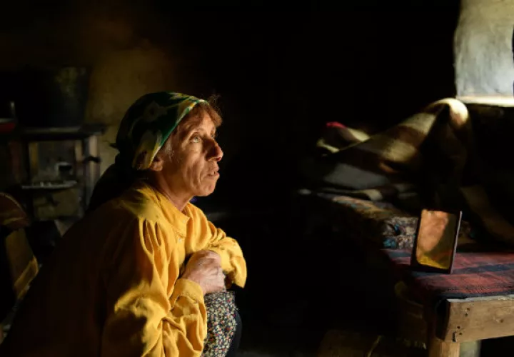 Hatidze Muratova, la apicultora macedonia en “Honeyland”, filme nominado a dos Óscares. Foto / Neon.