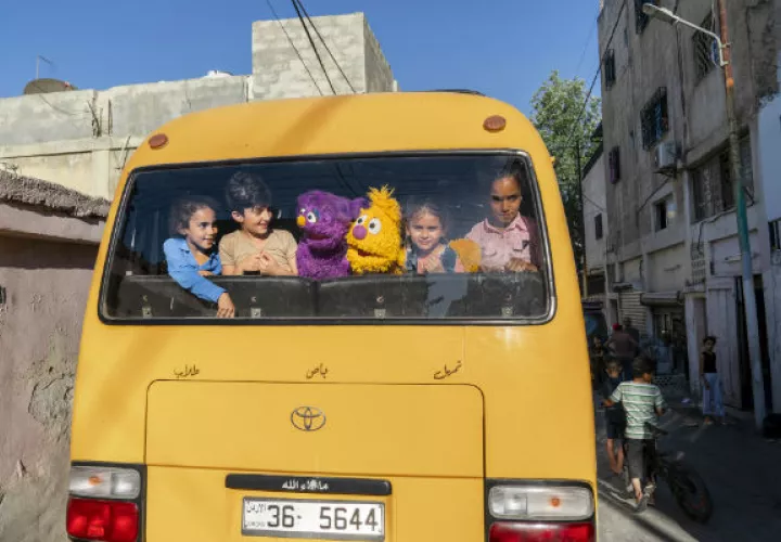 “Ahlan Simsim”, o “Bienvenido Sésamo”, fue desarrollado para niños refugiados. Los personajes Basma y Jad a bordo de un autobús con niños en Amán, Jordania. Foto / Ryan Donnell/Sesame Workshop.