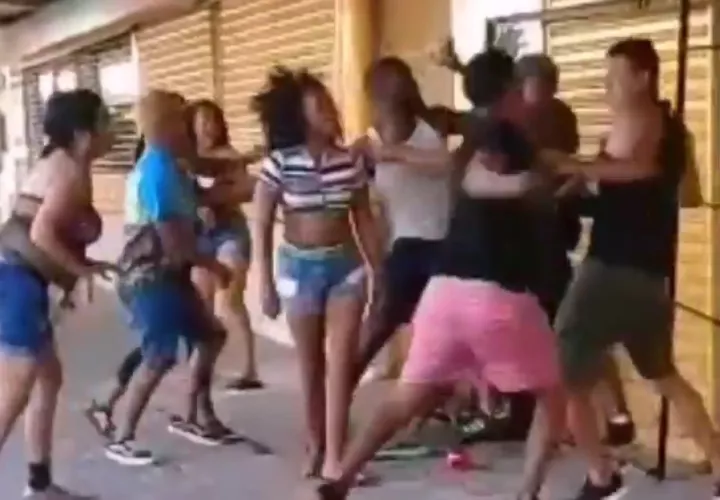 En el video se observa a mujeres y hombres lanzando golpes y patadas en la riña tumultuaria, durante la celebración del carnaval en Penonomé. 