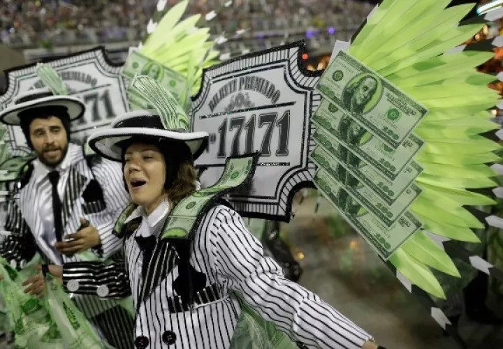 Los desfiles de las escuelas de samba en el Sambódromo de Río de Janeiro concluyeron durante este martes y ahora los fanáticos de esa fiesta aguardan la decisión de los jurados sobre la mejor presentación. FOTO/AP