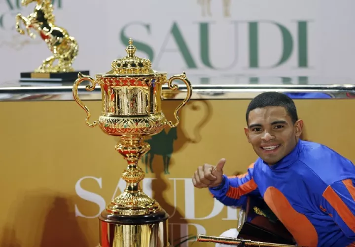 Luis Sáez posa con la copa.