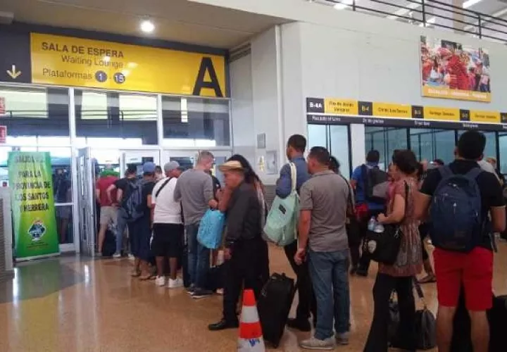 Desde ayer se observaban largas filas en las boleterías de la Terminal Nacional de Transporte. Foto: Belys Toribio