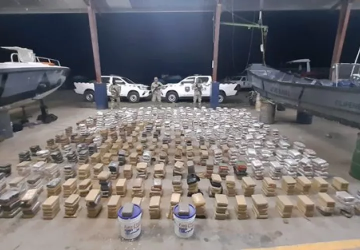  Incautan 1,367 paquetes de posible sustancia ilícita en embarcación. Foto: SENAN