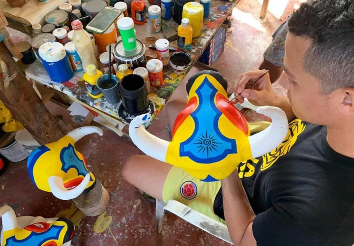 Un artesano haciendo máscaras del Carnaval de Barranquilla en Galapa. EFE