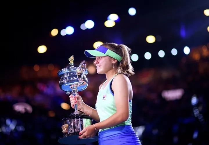 La estadounidense Sofia Kenin de 21 años festeja con su título. Foto:AP