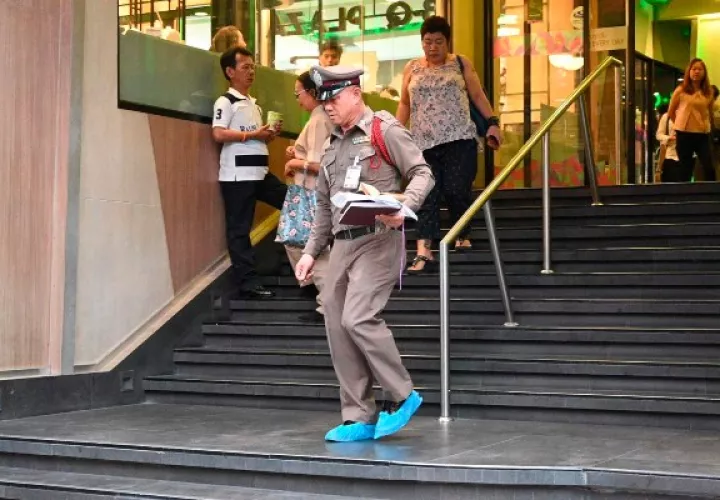La violencia armada volvió a atacar un centro comercial en Tailandia, donde un hombre en la capital de la nación, Bangkok, mató a tiros a una mujer que trabajaba en una clínica de belleza e hirió a otra. FOTO/AP