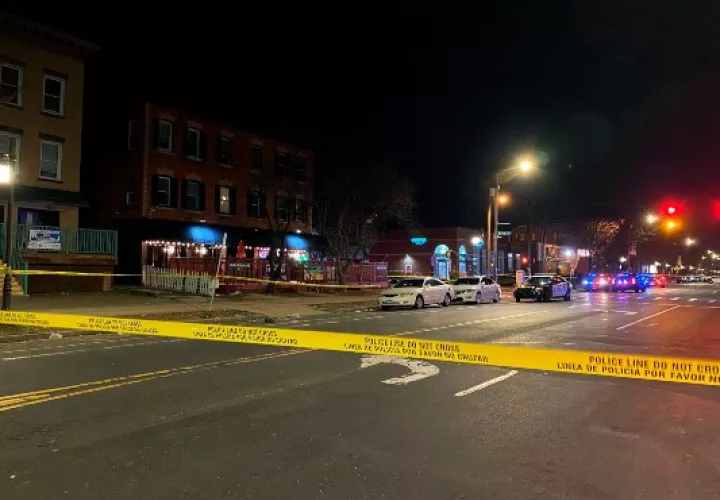 La policía investiga la escena de un tiroteo en el Majestic Lounge, en Hartford, Connecticut, FOTO/AP