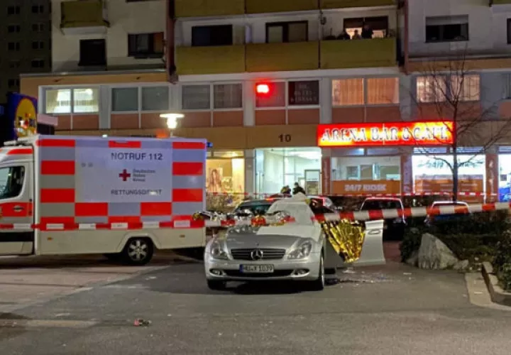 Una ambulancia permanece en la escena del mortal tiroteo. Foto: EFE.
