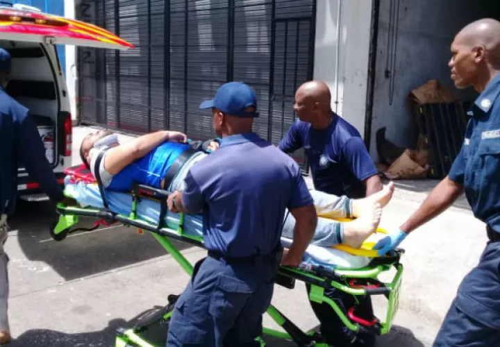 Socorristas atendieron al trabajador accidentado. Foto: Diómedes Sánchez 