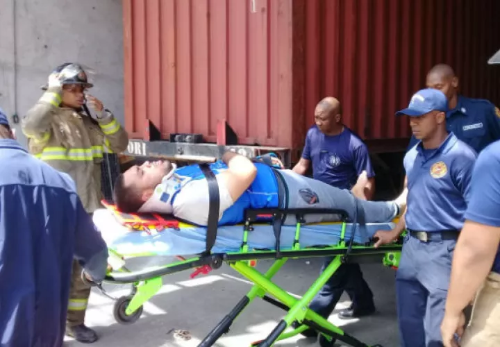 Socorristas atendieron al trabajador accidentado. Foto: Diómedes Sánchez 