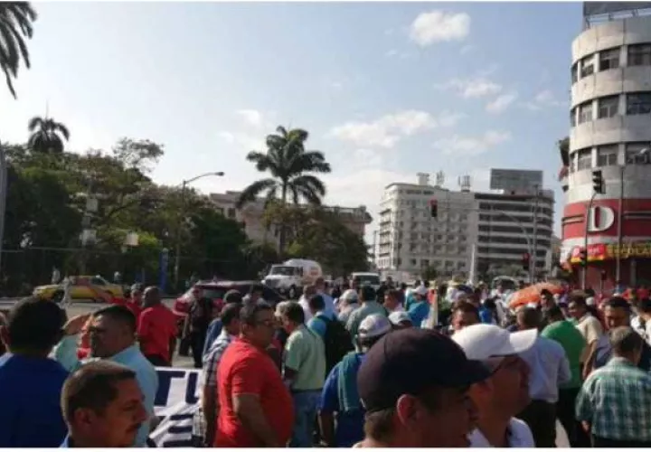 Los transportistas se oponen que Uber y otras plataformas cobren en efectivo.