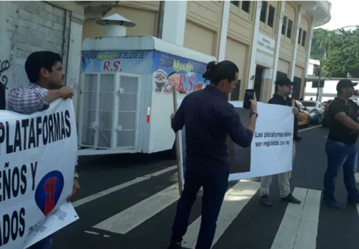 Transportistas piden que se respete la ley de transporte.