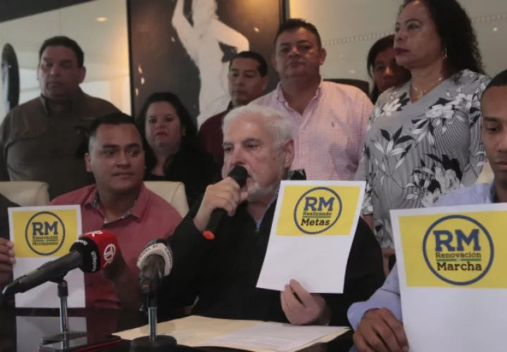Ricardo Martinelli Berrocal, junto a simpatizantes anunció las tres opciones de nombres para el nuevo partido que liderará. Víctor Arosemena.