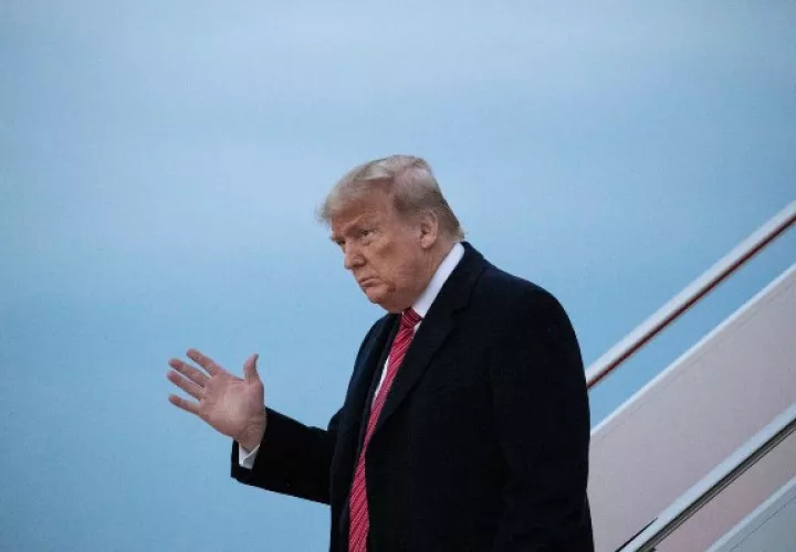 Priorities USA, cuyo papel fue clave en la campaña de reelección del entonces presidente de EE.UU., Barack Obama, en 2012, utiliza además imágenes de archivo en las que se ve al exdictador chileno Augusto Pinochet y al italiano Benito Mussolini junto con otras del propio Donald Trump. FOTO/AP