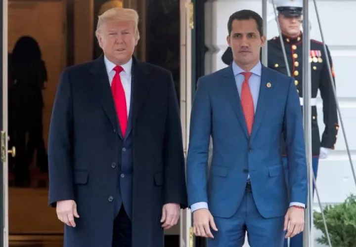El presidente de la Asamblea Nacional de Venezuela, Juan Guaido (R) y el presidente Donald J. Trump (L) posan ante los medios en la Casa Blanca en Washington, DC. FOTO/AP