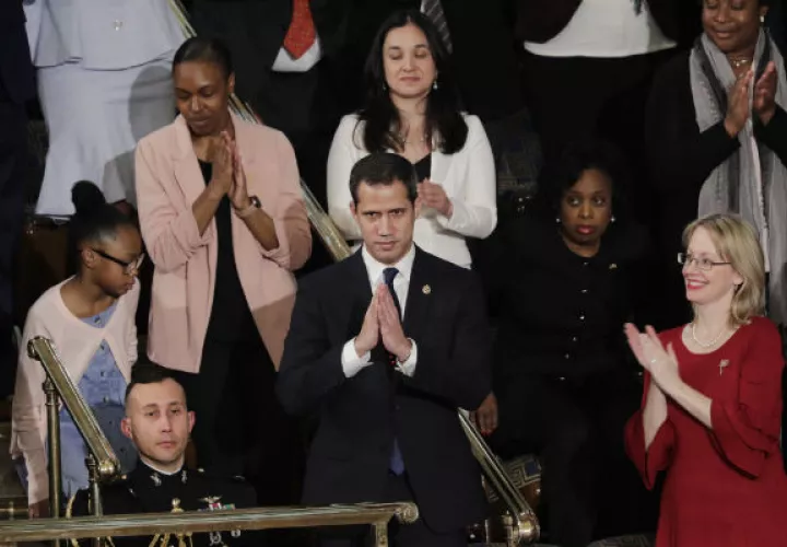 El opositor venezolano Juan Guaidó, de pie tras ser reconocido por el presidente  Trump. Foto: EFE.