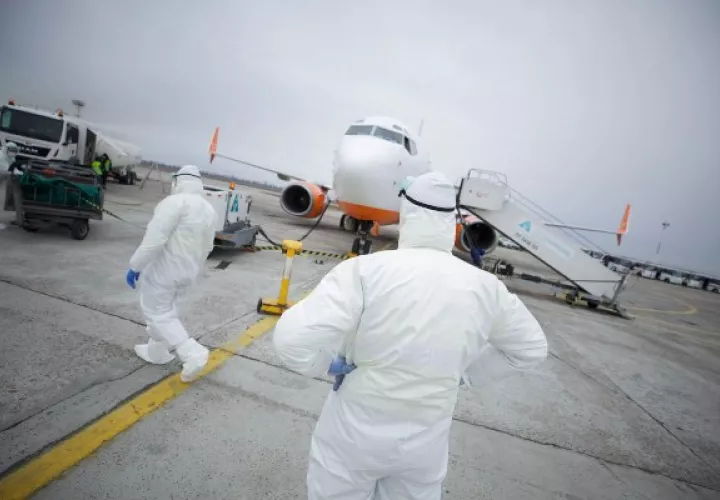 El avión hizo escala en Kazajistán para dejar a dos pasajeros kazajos. Luego trató de aterrizar en Járkov, en el noreste de Ucrania, pero no pudo debido al mal tiempo. FOTO/AP